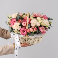 korzina nezhnaya iz kustovyh roz i eustomy 6